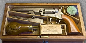 ​PISTOLETA ME PESË FISHEKË E SHPIKUR PARA 185 VJETËVE