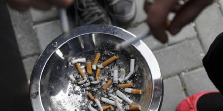 SHBA NDALOI PIRJEN E DUHANIT NË VENDET E PUNËS PARA 27 VJETËSH