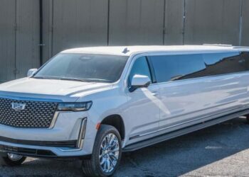 Cadillac Escalade i shndërruar në limuzinë, brenda të cilës nuk mungon asgjë
