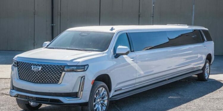 Cadillac Escalade i shndërruar në limuzinë, brenda të cilës nuk mungon asgjë