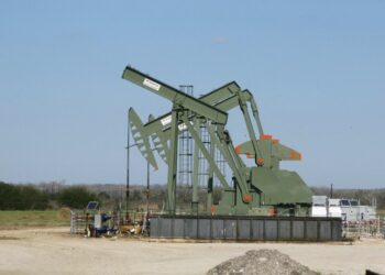 Vazhdon rënia e çmimit të naftës në tregjet e huaja