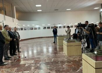 Historia e Kosovës përmes fotove, hapet ekspozita “Mos Harro” në Tiranë