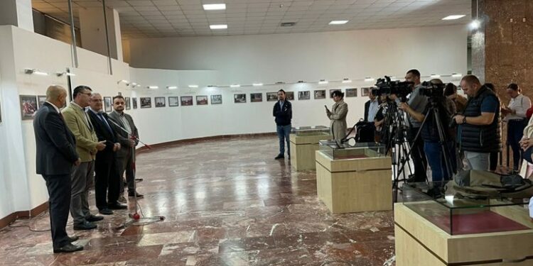 Historia e Kosovës përmes fotove, hapet ekspozita “Mos Harro” në Tiranë