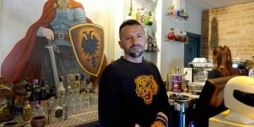 Shqiptarët rrëfehen për mediat britanike: Nuk jemi kriminelë, bëjmë punë të ndershme