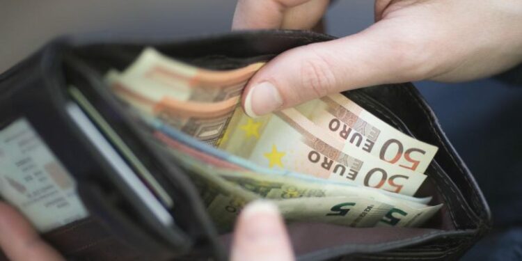 Rritja e pagave në sektorin publik e privat vlerësohet nevojë urgjente