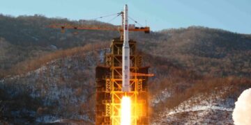 Koreja e Veriut lëshon një raketë balistike