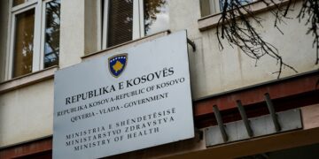 Ministria kërkon 300 mjek nga jashtë, 350 mjek të vendit rrinë të papunë