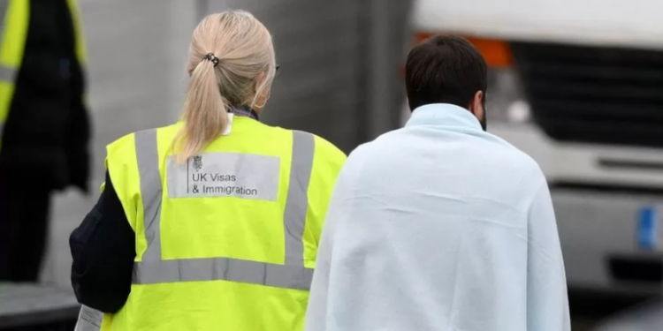 BBC artikull për bandat shqiptare: Si po i rekrutojnë punonjësit e drogës në kampet e emigrantëve në Francë