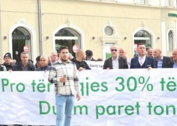 Protestë në Prishtinë, kërkohet të lejohet tërheqja e 30 për qindëshit nga Trusti