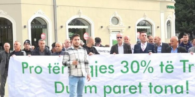 Protestë në Prishtinë, kërkohet të lejohet tërheqja e 30 për qindëshit nga Trusti