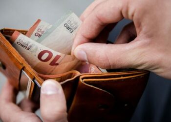 Inflacioni ngadalëson rritjen botërore të pagave