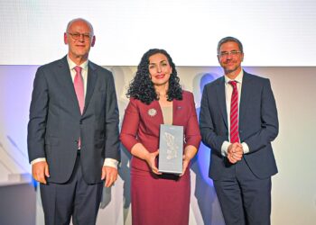 Presidentja Osmani pas pranimit të Çmimit M100: Demokracia, sundimi i ligjit dhe integrimi në strukturat euroatlantike janë udhërrëfyes në rrugën përpara