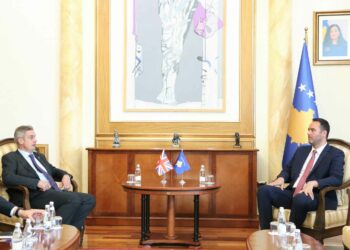 Kryetari Konjufca priti në takim ambasadorin britanik, Jonathan Hargreaves dhe ambasadoren e re të Holandës, Karin Boven në takime të ndara