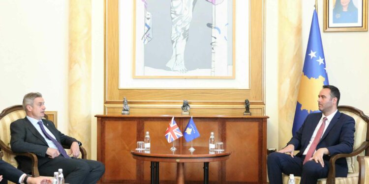 Kryetari Konjufca priti në takim ambasadorin britanik, Jonathan Hargreaves dhe ambasadoren  e re të Holandës, Karin Boven në takime të ndara