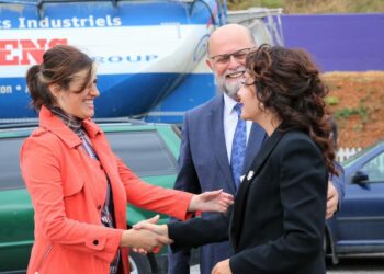 Nënkryetarja Bogujevci mirëpriti në kufirin Kosovë-Shqipëri kryeparlamentaren Elisa Spiropali