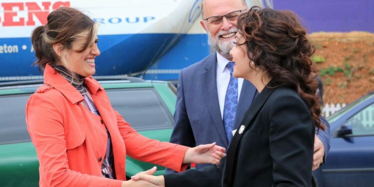 Nënkryetarja Bogujevci mirëpriti në kufirin Kosovë-Shqipëri kryeparlamentaren Elisa Spiropali