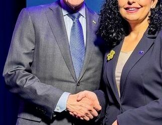 Gjatë vizitës së saj në New York, Presidentja e Republikës së Kosovës, Vjosa Osmani, pati mundësinë të takohet me Presidentin Clinton dhe Sekretaren Clinton.