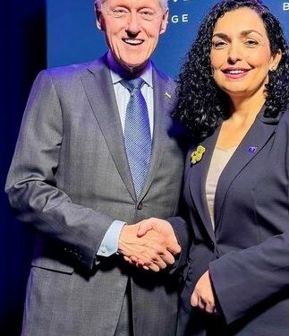 Gjatë vizitës së saj në New York, Presidentja e Republikës së Kosovës, Vjosa Osmani, pati mundësinë të takohet me Presidentin Clinton dhe Sekretaren Clinton.