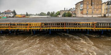 Përmbytjet në Evropë: Shërbimet emergjente përballen me sfida ndërsa lumenjtë rriten