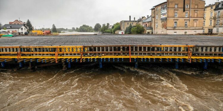 Përmbytjet në Evropë: Shërbimet emergjente përballen me sfida ndërsa lumenjtë rriten