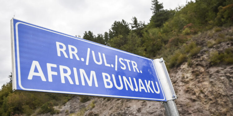 Kryeministri Kurti vizitoi vendin e rënies së Heroit Afrim Bunjaku, përurohet emërtimi i rrugës “Afrim Bunjaku”