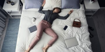 Të ngrënit shumë dhe punimi në shtrat: ekspertët ndajnë 10 gabimet më të këqija në gjumë