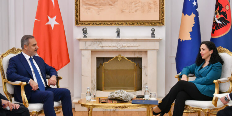 Presidentja Osmani priti sot në takim Ministrin e Jashtëm të Turqisë, Hakan Fidan
