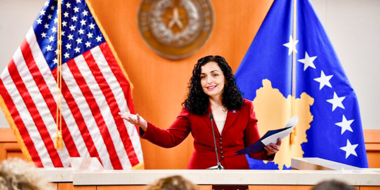 Presidentja Vjosa Osmani ka udhëtuar në New York për të marrë pjesë në Javën e Nivelit të Lartë të OKB-së, ku do të zhvillojë takime me liderë botërorë dhe organizata ndërkombëtare, si dhe do të angazhohet në aktivitete të tjera zyrtare.