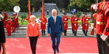 Shqipëria pritet të hapë kapitujt e parë të negociatave në tetor dhe të shkëputet nga Maqedonia e Veriut