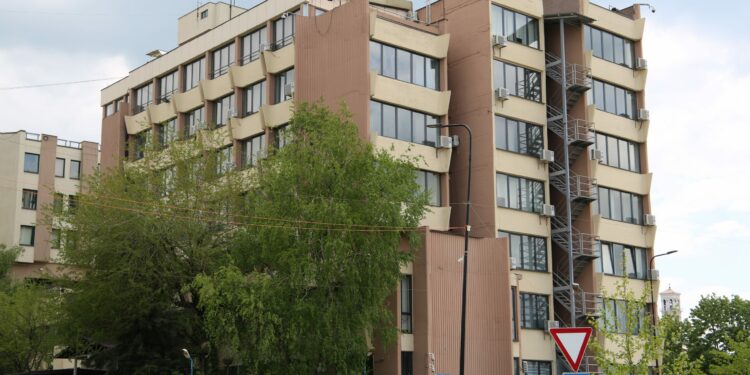 Arrestohen tre persona për “shpëlarje të parasë”, dhe vepra tjera penale, sekuestrohen dëshmi relevante, jepet urdhër ndalues për banesa, lokale, si dhe bllokohen gjiro llogari bankare