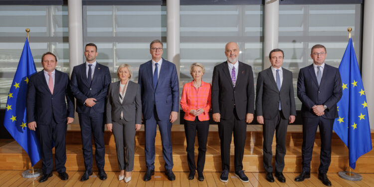 Kryeministri Albin Kurti mori pjesë në drekën e punës të organizuar nga Presidentja e Komisionit Evropian, Ursula von der Leyen, së bashku me liderët e Ballkanit Perëndimor, në Bruksel.