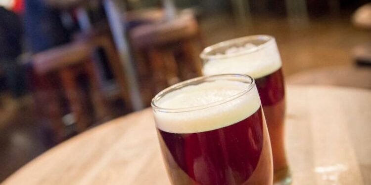 “Shuarja e pub-eve britanike: në Angli dhe Uells, rreth 50 prej tyre mbyllen çdo muaj.”