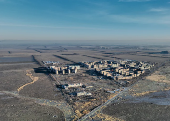 Qindra ushtarë ukrainas ‘të bllokuar’ pasi Rusia rrethon qytetin e kalasë në përparim të shpejtë