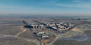 Qindra ushtarë ukrainas ‘të bllokuar’ pasi Rusia rrethon qytetin e kalasë në përparim të shpejtë