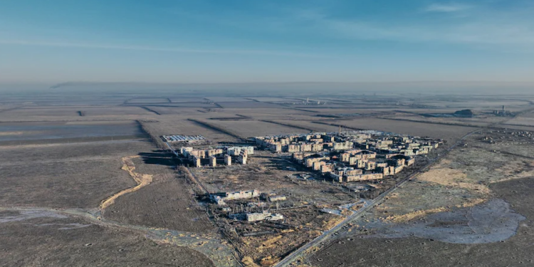 Qindra ushtarë ukrainas ‘të bllokuar’ pasi Rusia rrethon qytetin e kalasë në përparim të shpejtë