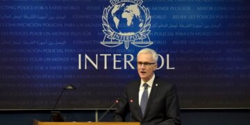 Kreu i Interpolit paralajmëron: Bota mund të humbasë luftën kundër krimit të organizuar