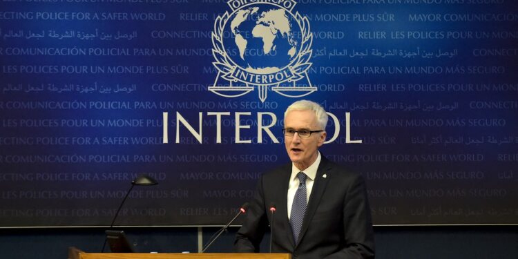 Kreu i Interpolit paralajmëron: Bota mund të humbasë luftën kundër krimit të organizuar