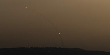 U dëgjuan sirenat: disa raketa fluturuan përsëri nga Libani drejt Tel Avivit