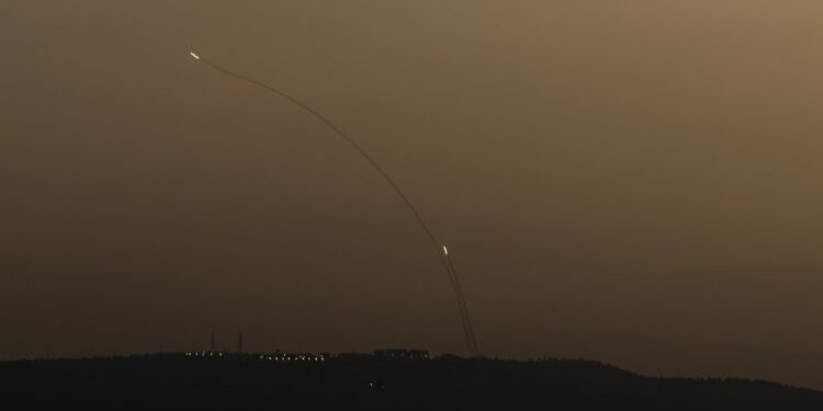 U dëgjuan sirenat: disa raketa fluturuan përsëri nga Libani drejt Tel Avivit