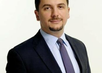 Është jetike që kjo Qeveri e kapelave të zeza të bie!