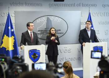 Pjesëmarrja e plotë e Kryeministrit Kurti dhe Ministrit të Financave Murati në konferencën e përbashkët për media.
