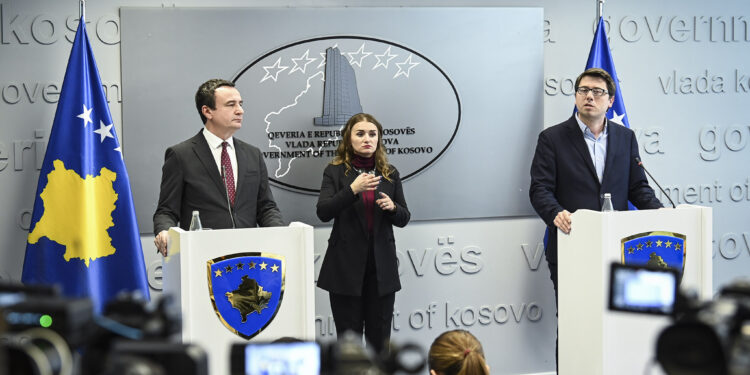 Pjesëmarrja e plotë e Kryeministrit Kurti dhe Ministrit të Financave Murati në konferencën e përbashkët për media.