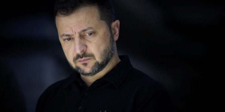 Zelensky vizitoi rajonin përgjatë kufirit me Rusinë: “Ushtarët mbrojnë të gjithë vendin”