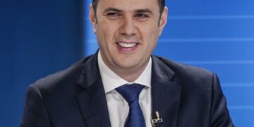 Paniku i pushtetit pas shpërthimeve të skandaleve të njëpasnjëshme, po i shtynë ata drejt një gjuhe të zakonshme ofenduese – përplot urrejtje e mllef.