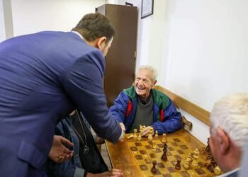 Kryetari i Partisë Demokratike të Kosoves Memli Krasniqi sot vizitoi të Moshuarit, per nderë të ditës ndërkombëtare të tyre.