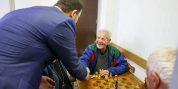 Kryetari i Partisë Demokratike të Kosoves Memli Krasniqi sot vizitoi të Moshuarit, per nderë të ditës ndërkombëtare të tyre.