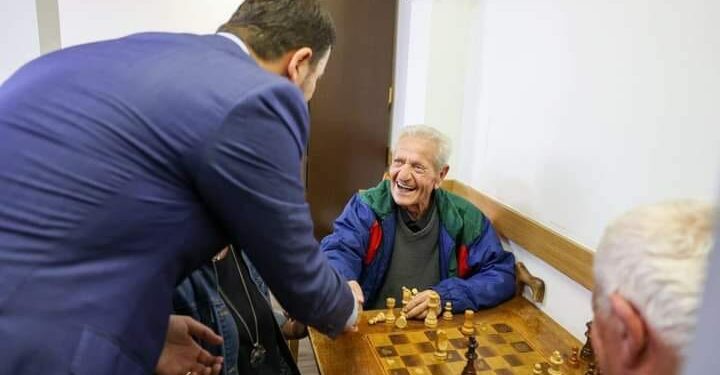 Kryetari i Partisë Demokratike të Kosoves Memli Krasniqi sot vizitoi të Moshuarit, per nderë të ditës ndërkombëtare të tyre.