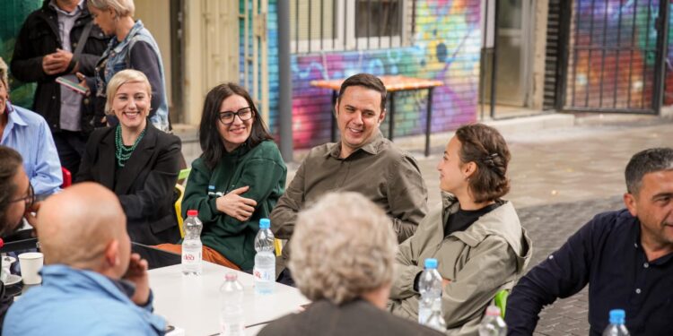 Kryetari i Lidhjes Demokratike të Kosovës në takim në Lagjen e Artistëve në Ulpianë