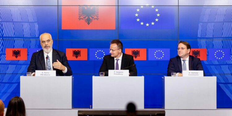 Shqipëria hap negociatat për integrimin në BE