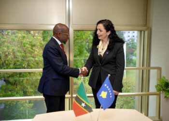Presidentja e Republikës së Kosovës, Vjosa Osmani, gjatë vizitës së saj të punës në Gjermani, u takua me ministrin e Punëve të Jashtme të Shën Kitts dhe Nevis, Denzil L. Douglas.